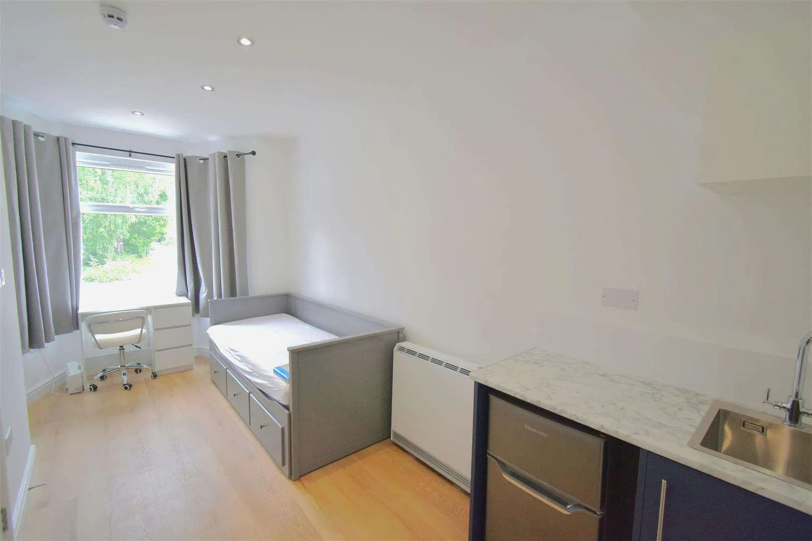 Room Priory Road in Dartford