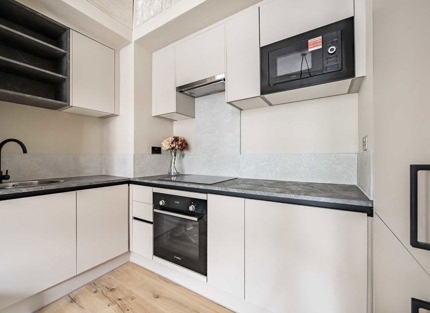 Flat Chiswick High Road in Greater London