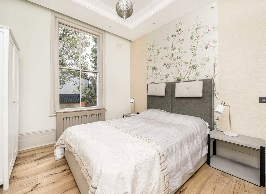 Flat Chiswick High Road in Greater London