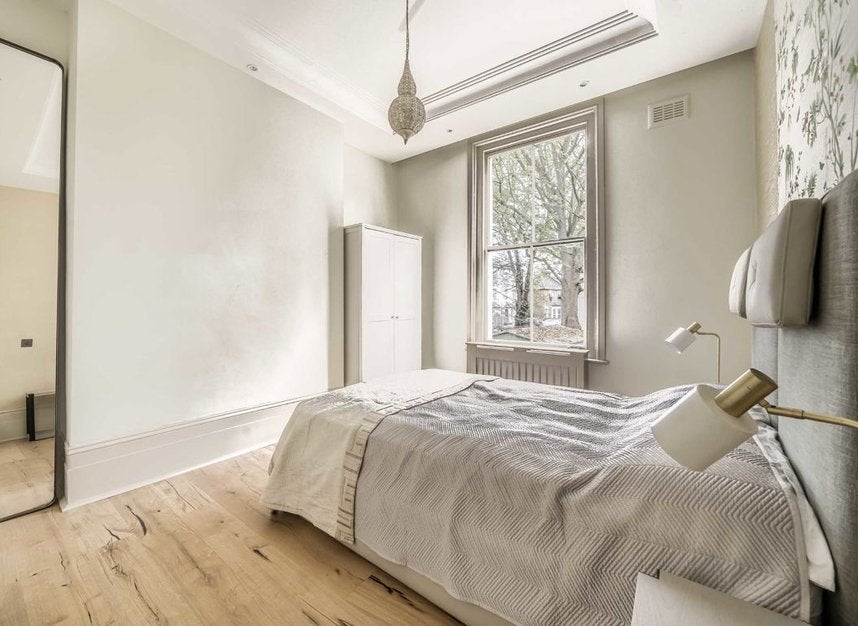 Flat Chiswick High Road in Greater London