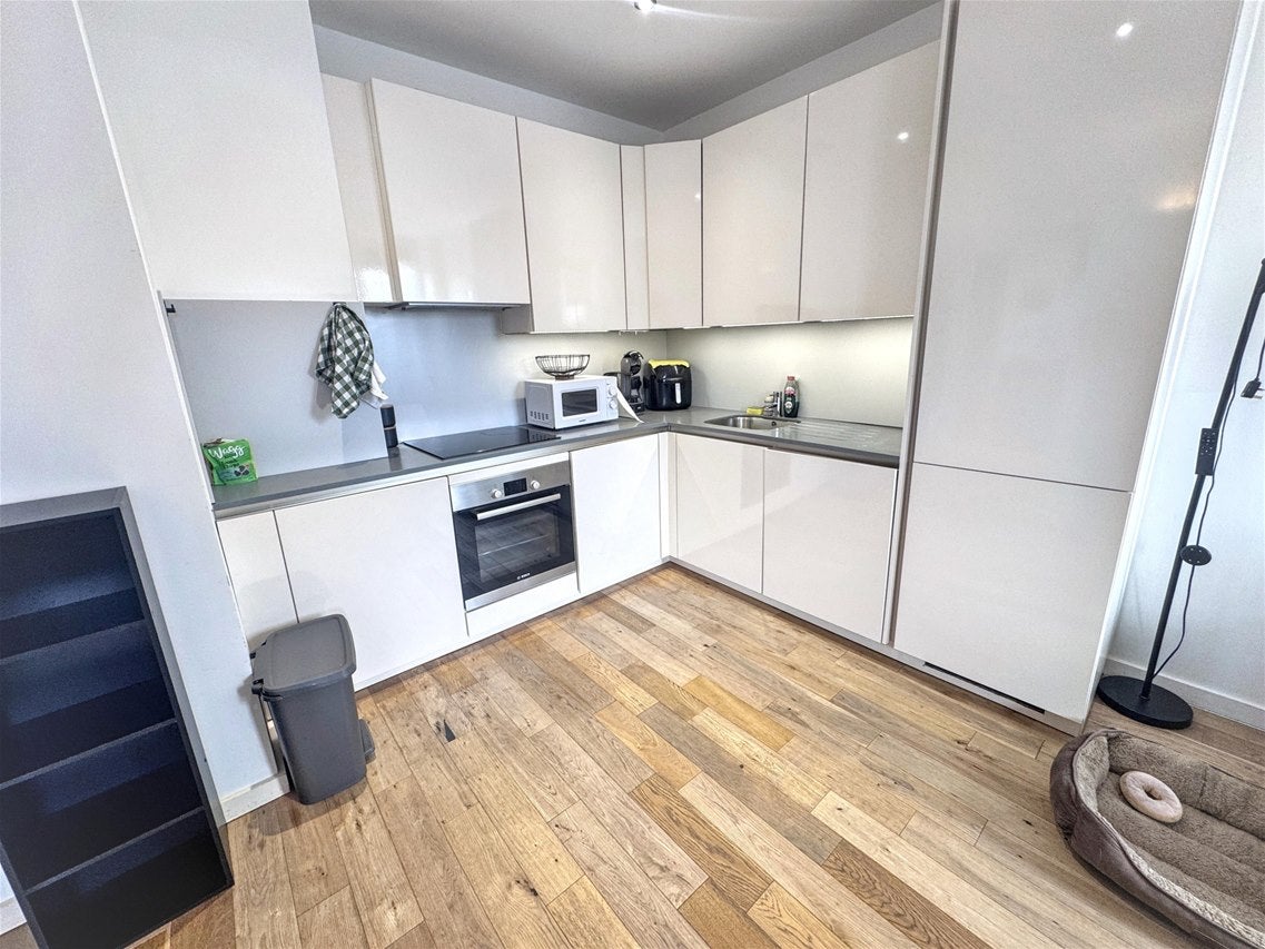 Flat Canning Road in Greater London