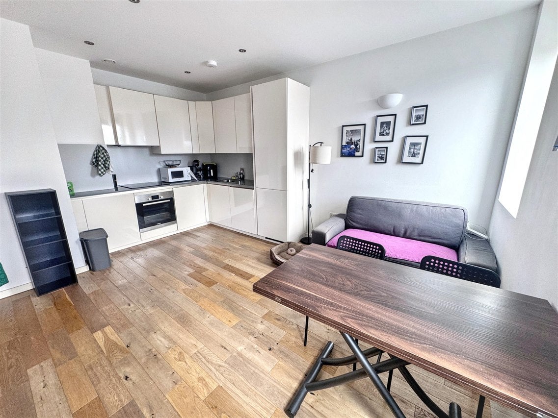 Flat Canning Road in Greater London
