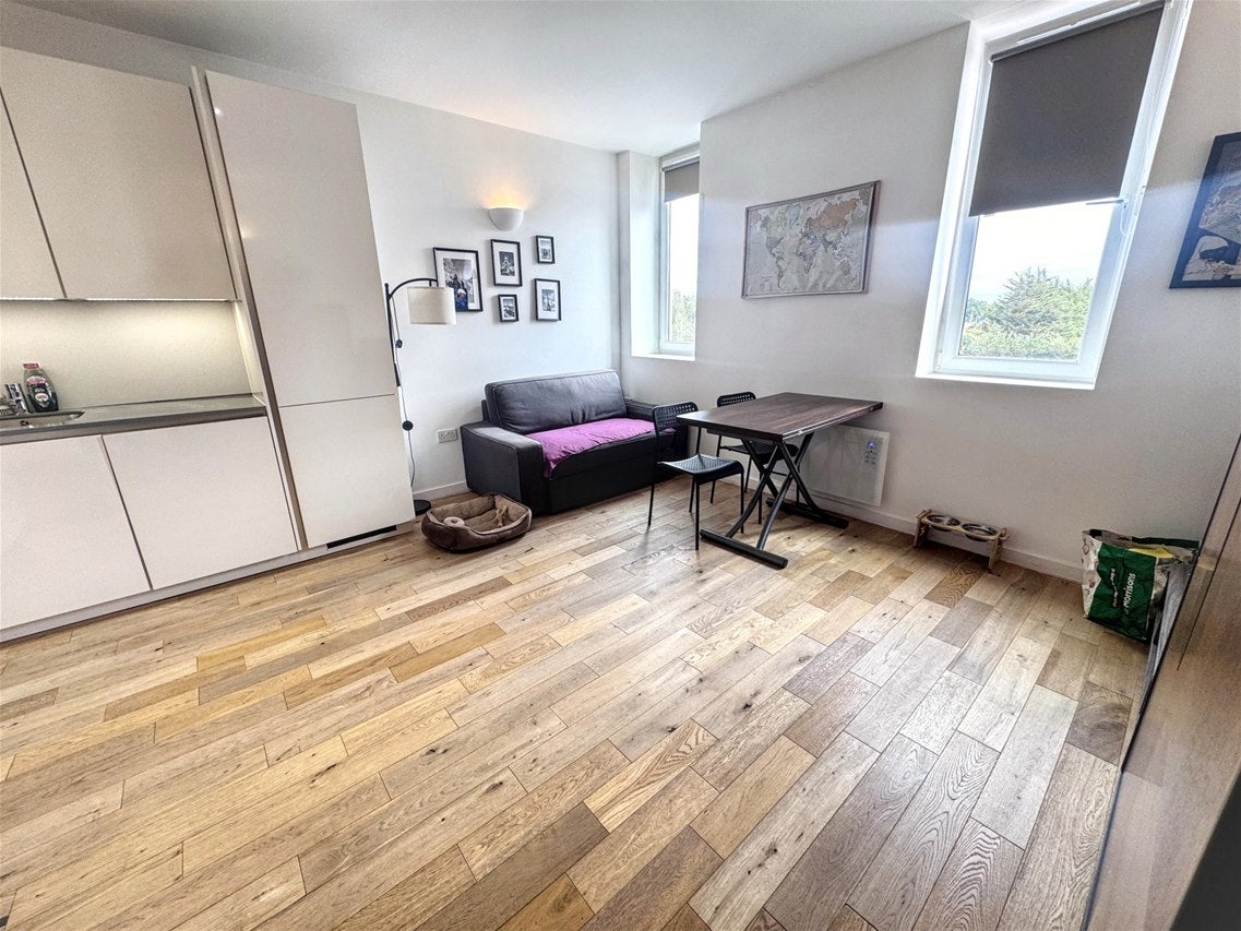 Flat Canning Road in Greater London