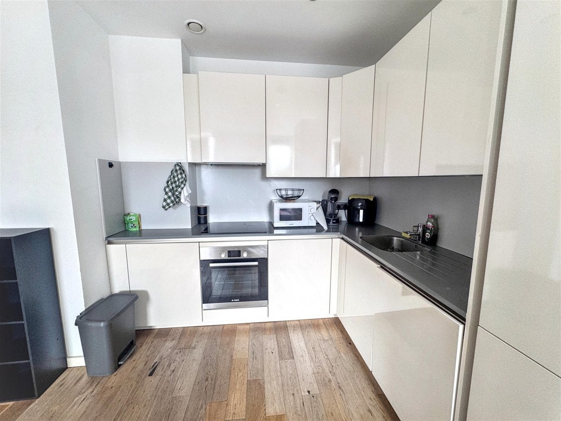 Flat Canning Road in Greater London