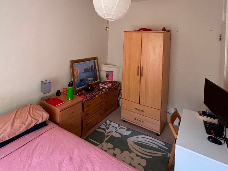 Room Crosby Row in Greater London