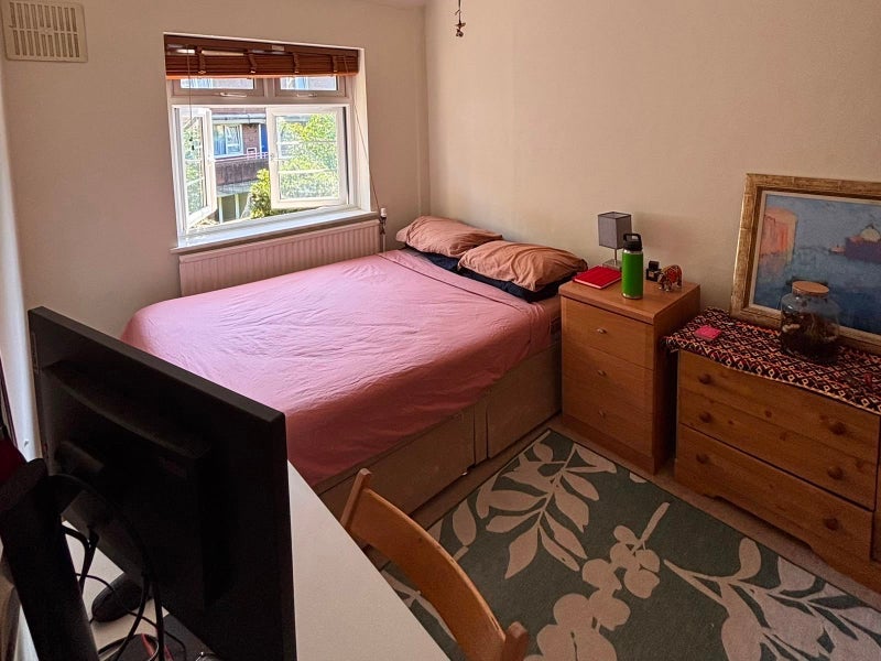Room Crosby Row in Greater London