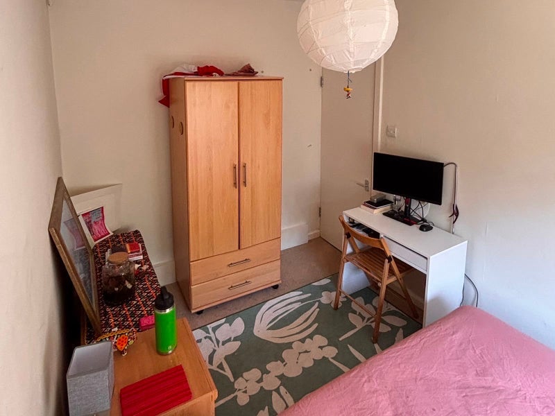 Room Crosby Row in Greater London