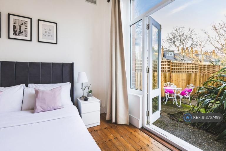 Flat Queens Avenue in Greater London