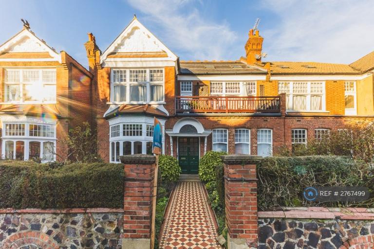 Flat Queens Avenue in Greater London
