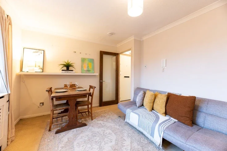 Flat Trenmar Gardens in Greater London