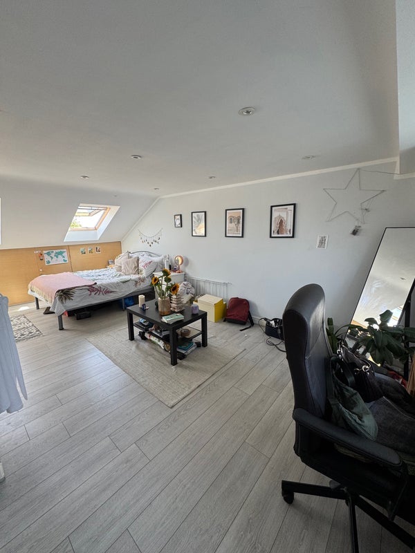 Room Topsham Road in Greater London