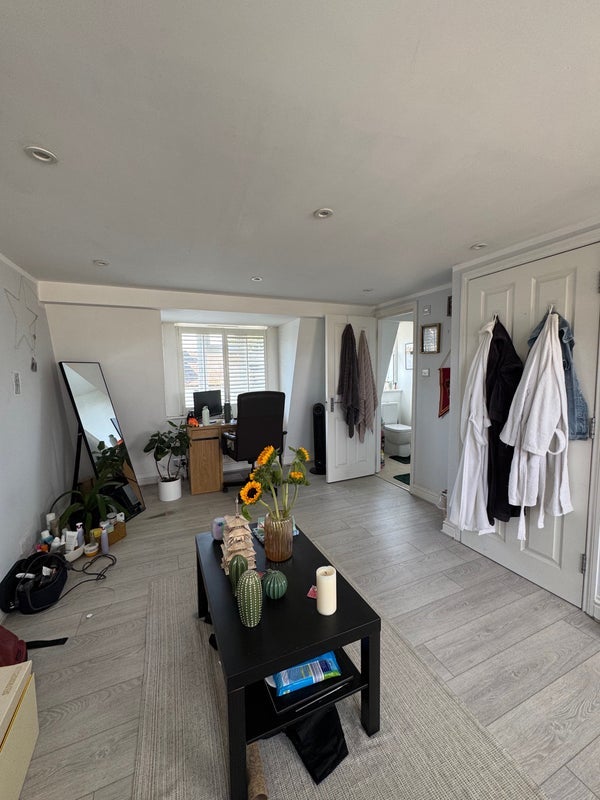 Room Topsham Road in Greater London