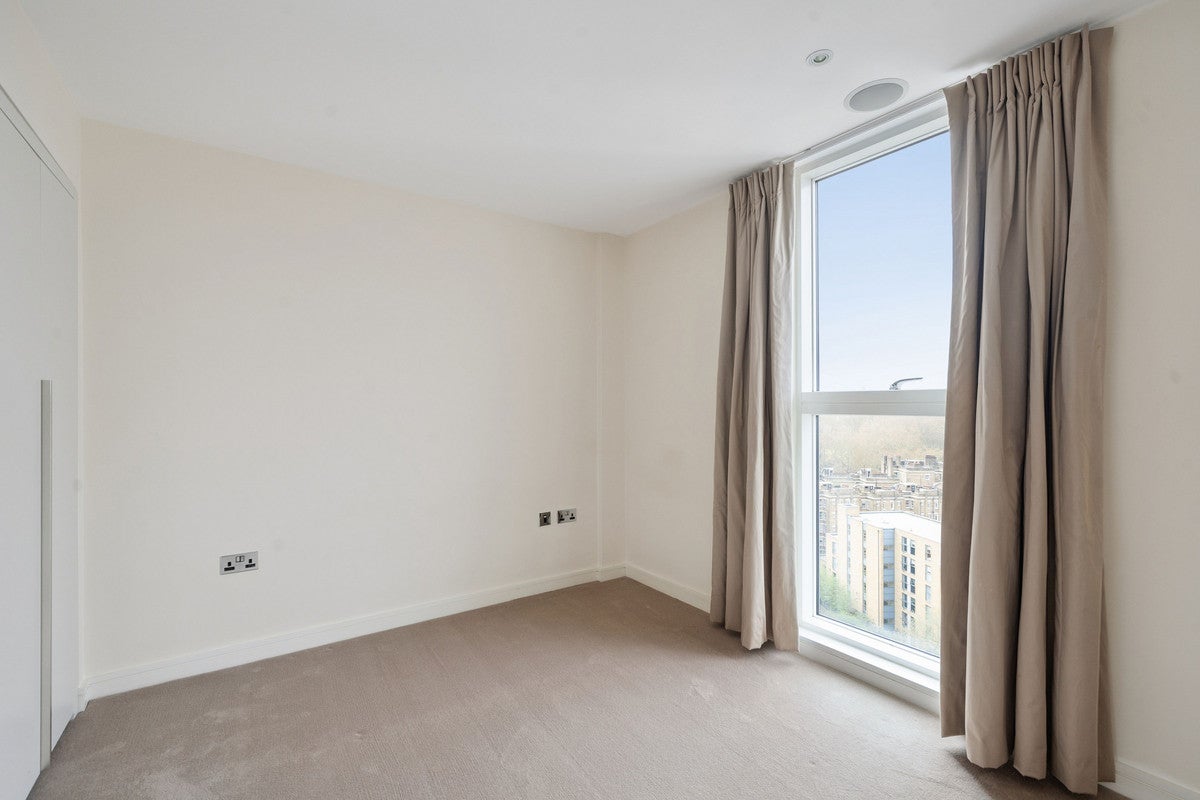 Flat Gatliff Road in City of Westminster
