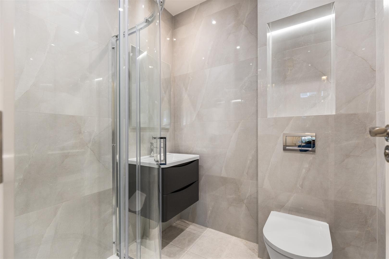 Flat Canfield Gardens in Greater London