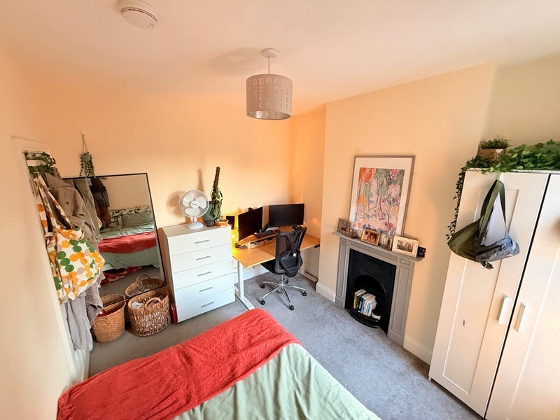 Room Roseberry Gardens in Greater London