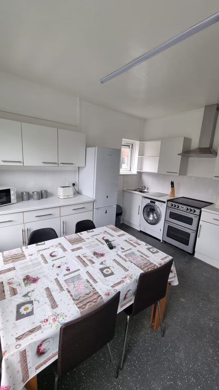 Room Hitcham Road in Greater London