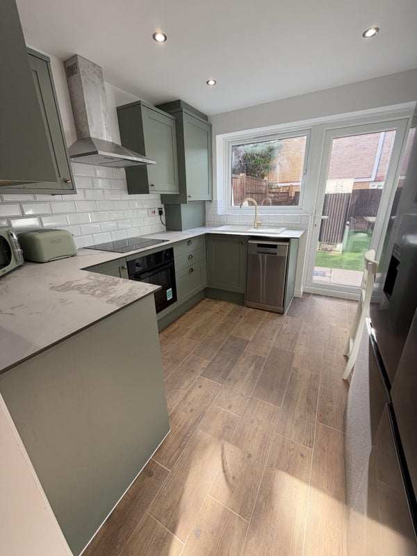 Room Wheat Sheaf Close in Greater London