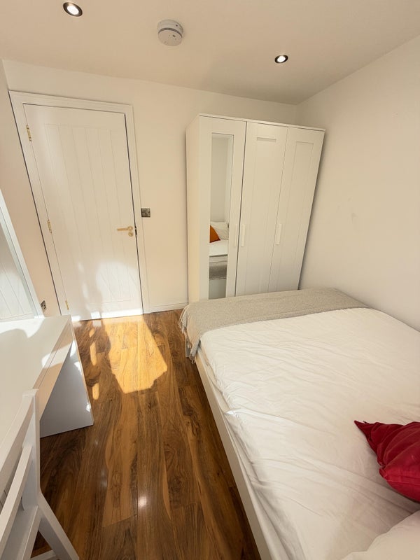 Room Wheat Sheaf Close in Greater London