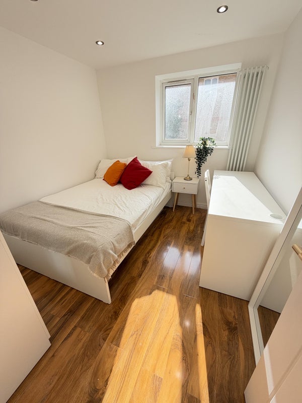 Room Wheat Sheaf Close in Greater London