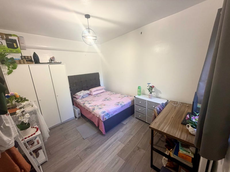 Room Beckton Road in Greater London