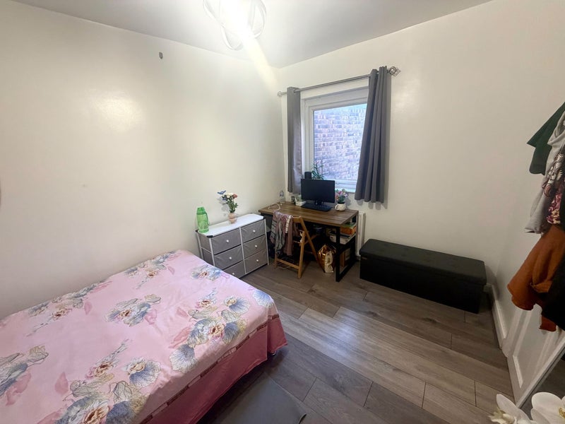 Room Beckton Road in Greater London