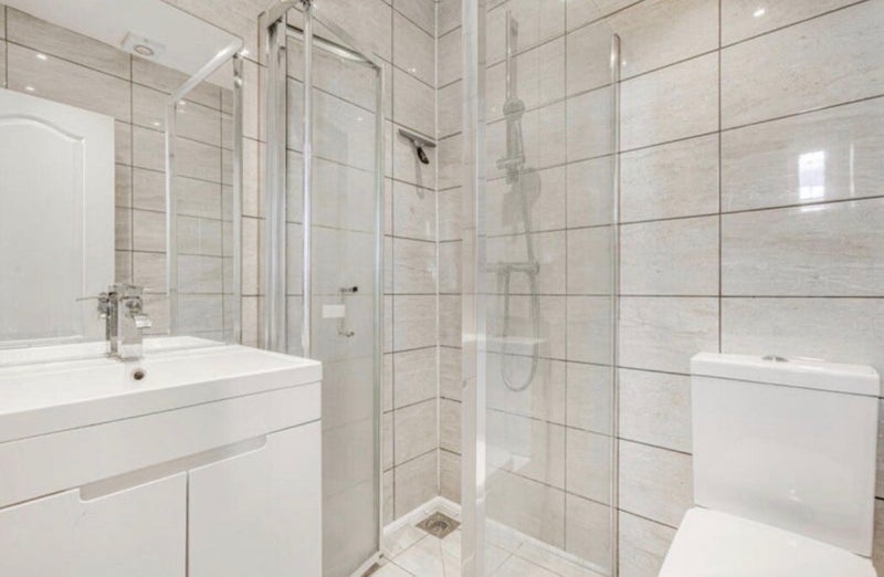 Room Woodlawn Road in Greater London