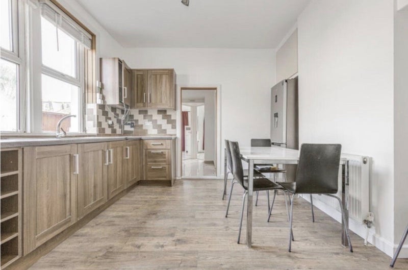 Room Woodlawn Road in Greater London