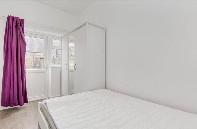 Room Woodlawn Road in Greater London
