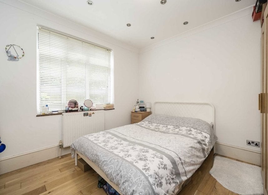 Flat Northcote Avenue in Greater London