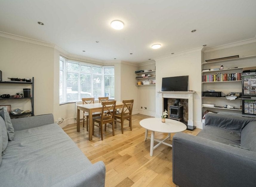 Flat Northcote Avenue in Greater London