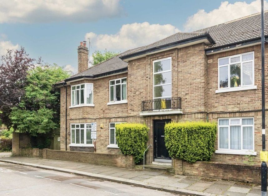 Flat Northcote Avenue in Greater London