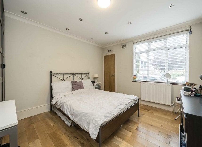 Flat Northcote Avenue in Greater London
