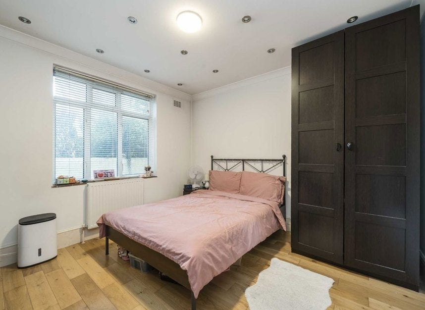 Flat Northcote Avenue in Greater London