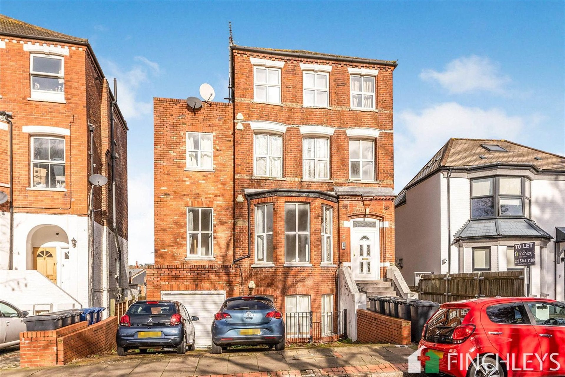 Flat Crescent Road in Greater London