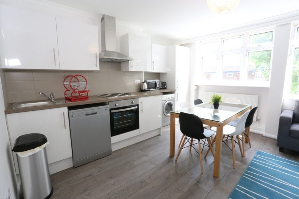 Room Saltwell Street in Greater London