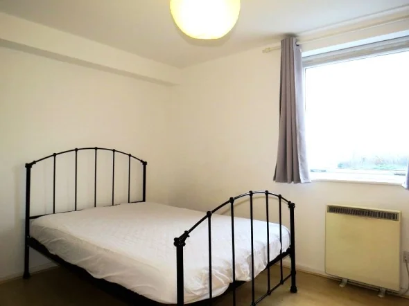 Flat Felixstowe Court in Greater London