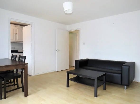 Flat Felixstowe Court in Greater London