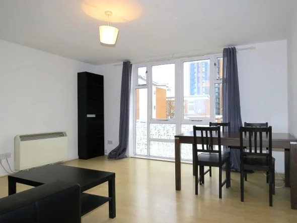 Flat Felixstowe Court in Greater London