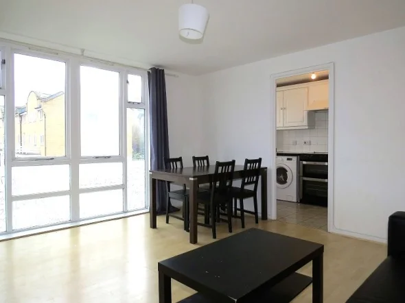 Flat Felixstowe Court in Greater London