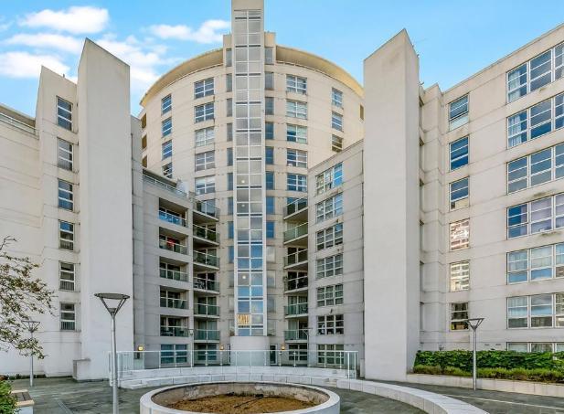 Flat Blackwall Way in Greater London