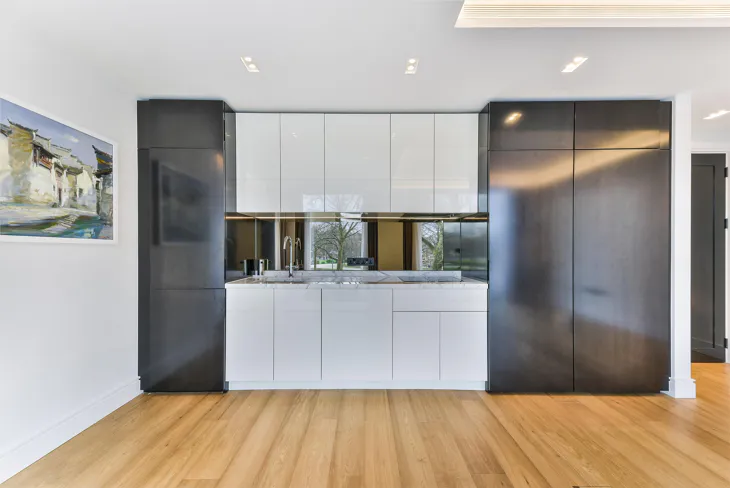 Flat Belvedere Road in Greater London