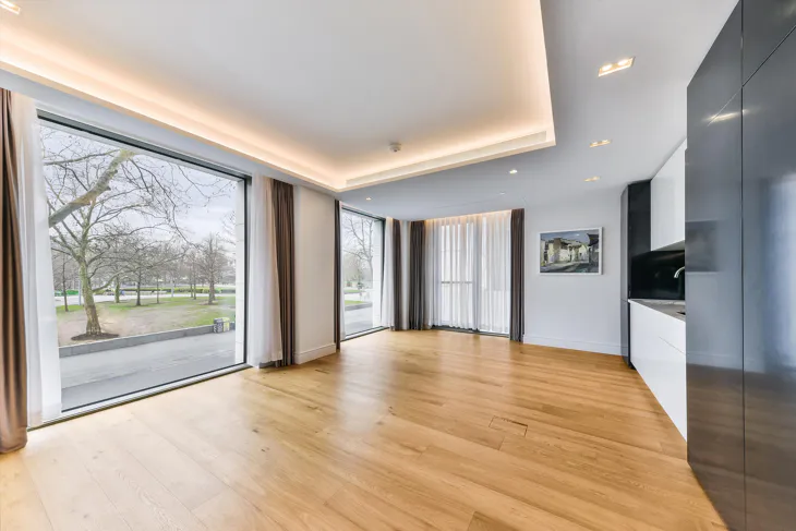 Flat Belvedere Road in Greater London