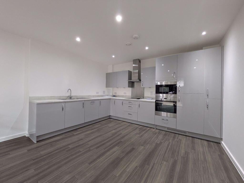 Flat Bollo Lane in Greater London