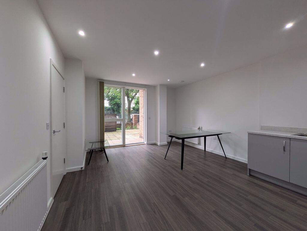 Flat Bollo Lane in Greater London