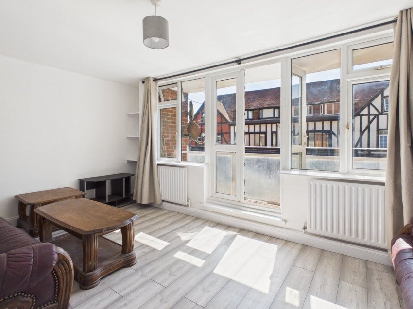 Flat Marsham Way in Gerrards Cross