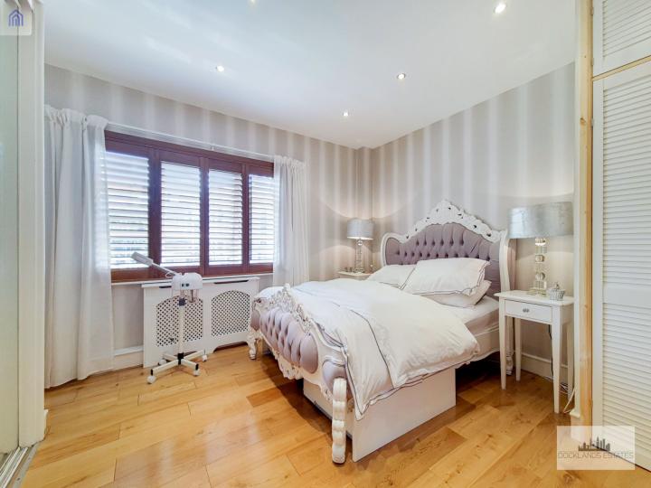 Flat Westferry Road in Greater London