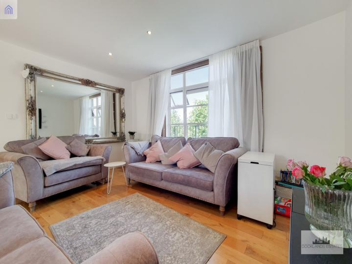 Flat Westferry Road in Greater London