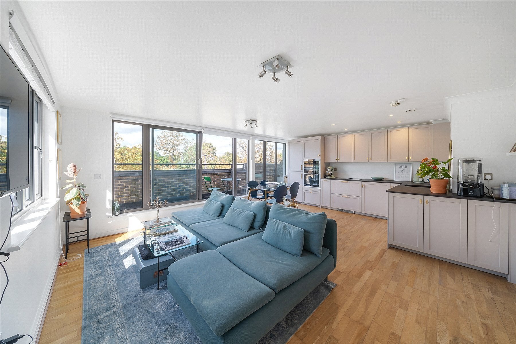 Flat Croxted Road in Greater London