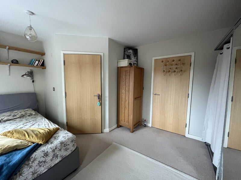 Room Caversham Road in Greater London