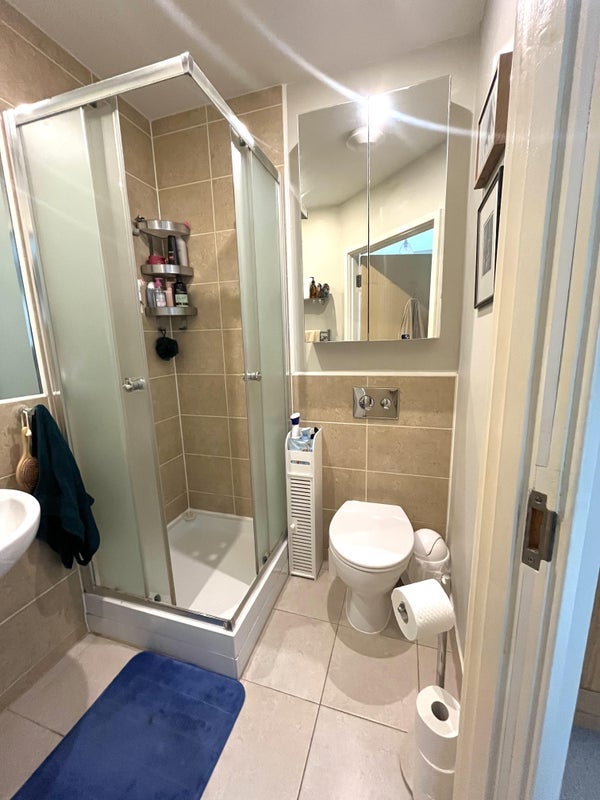 Room Caversham Road in Greater London